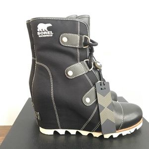 IN BOX SOREL JOAN OF ARCTIC WEDGE BOOTS!
